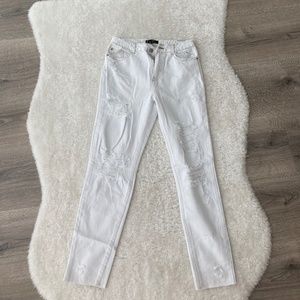 White/Cream destroyed jeans